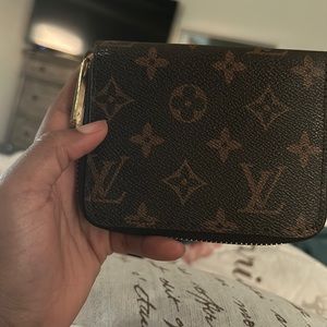 This is a new Louis Vuitton wallet I got it as a gift and didn’t want it